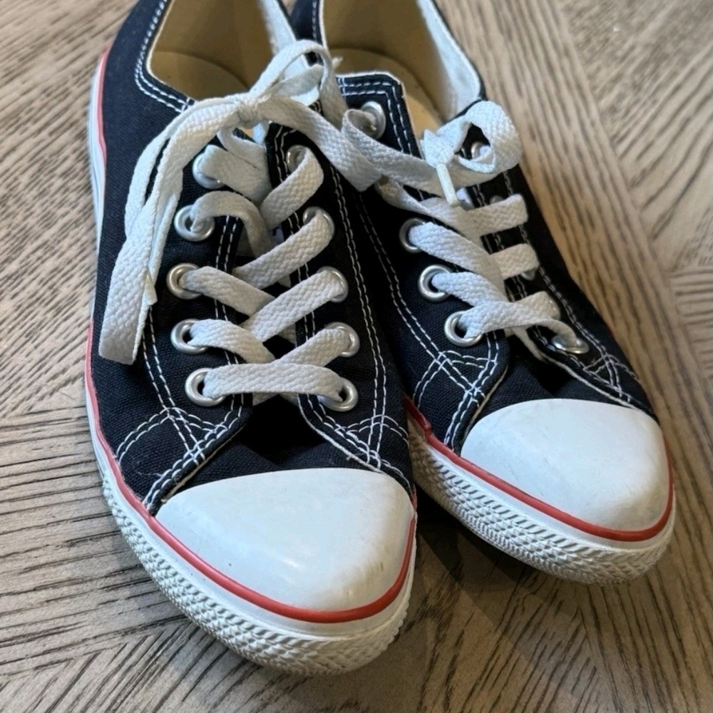 Rare Women’s Converse All  Star Low Top sku #501282 Size 6
